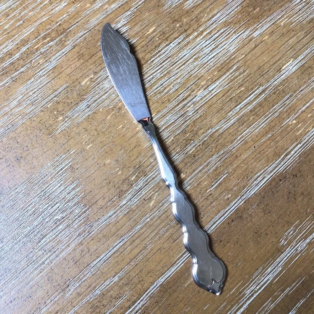 Oneida Valerie Butter Knife Distinction Deluxe Stainless Steel USA 6.5”.